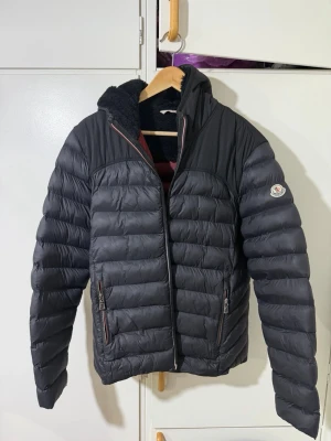 Svart pufferjacka från Moncler - Säljer min moncler jacka den börjar bli för liten för mig så vill sälja den till någon annan för ett bra pris. Den är L men passar även en stor M!