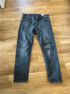 Jack & Jones jeans - Gråa jeans från Jack & Jones. Byxorna är i storlek 28/30 men jag skulle säga att dom sitter om 30/30. De har även ett litet hål som knappt syns (bild 3)