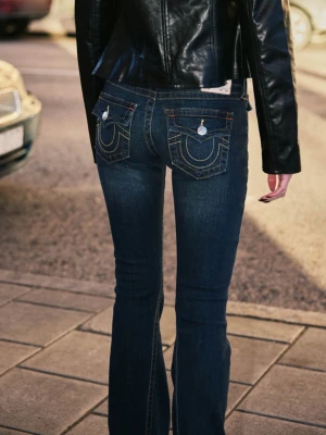 True religion becca bootcut jeans - Mörkblå jeans från True Religion, modell Becca Mid Rise Bootcut. Lite missfärgning längst nere på jeansen men det är inget som märks! 🩷annars helt ny | pris kan diskuteras!!
