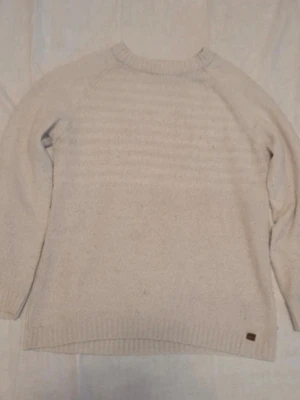 Beige stickad tröja från 157 - Mysig beige stickad tröja från 157 med rund halsringning och ribbade muddar vid ärmslut och nederkant. Perfekt för lager-på-lager och enkel att matcha med jeans eller kjol. Klassisk och stilren design.