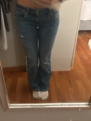 Blå bootcut jeans från LTB - superfina jeans ifrån ltb med slitningar! Storlek xs men passar kanske S också💗pris kan diskuteras 