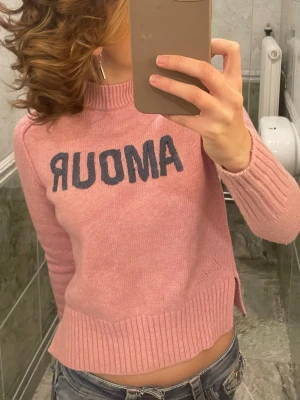 Rosa stickad tröja med text AMOUR - En rosa stickad tröja från Zadig & voltaire💕är i strl 152 men passar mig som vanligtvis har strl xxs-xs💕