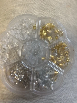 Örhängs plupp - Jätte bra att alltid ha hemma. Helt oanvända