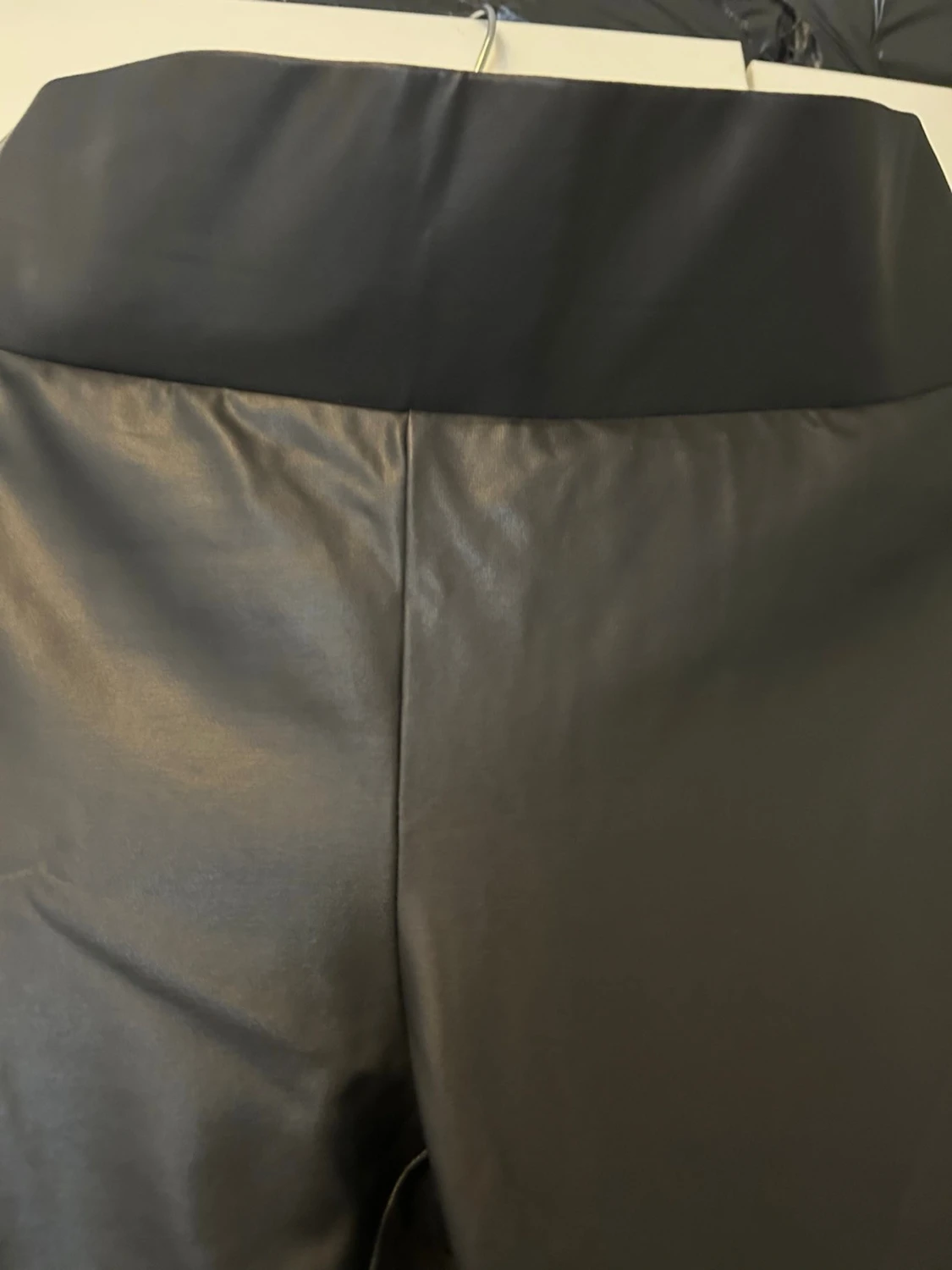 Svarta leggings i fuskskinn - 4