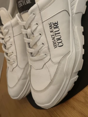 Versace sneakers  - Versace sneakers, använda men fof i fint skick. 