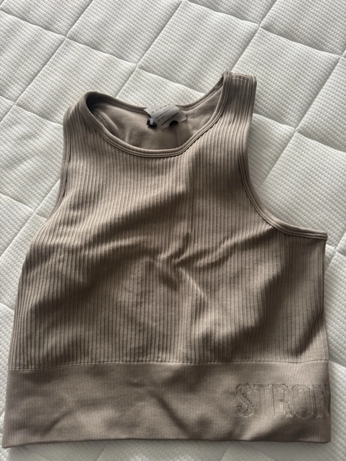 Beige ribbad linnetopp från Stronger