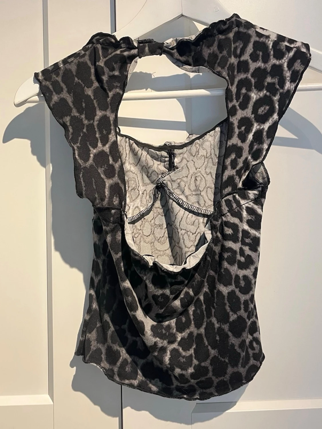 Leopardmönstrad topp med öppen rygg - 1