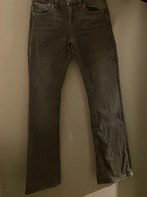 Grå bootcut jeans - Säljer ett par grå bootcut jeans med midwaist. Storleken är 164! Säljer då de inte passar mig längre!
