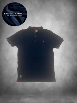 Morris Piké mörkblå  - Tja säljer nu en Snygg mörkblå pikétröja från Morris med orange detalj på kragen och liten logga på bröstet. Klassisk pikékrage med knappar och korta ärmar. Perfekt till jeans för en clean och enkel stil. Skicket är 9/10 knappt några defekter alls🤩storlek M och sitter bra på killen på bilden som är 183cm lång👑har du några frågor eller övrigt är det bara att höra av sig🙌🏼mvh Premium Fashion😁