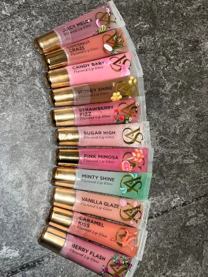 Victoria's Secret flavoured lipgloss - Köp ej direkt ❤️Endast 4 stycken kvar: Caramel kiss, Honey shine, coconut craze och pink mimosa✨Säljer för 79kr styck eller alla tsm för 280 (Värde 472:-). Original pris 118/st. Skriv till mig om du är intresserad så fixar vi det <3
