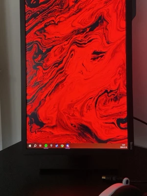 BenQ datorskärm med vridbart stativ - Säljer en BenQ 144hz  datorskärm med svart ram och vridbart stativ som kan användas både i stående och liggande läge. Skärmen har en stilren design och passar perfekt till gaming eller arbete. Enkel att koppla in med HDMI, Dvi, Vga och har tydlig bild. Tyvär har jag inte orginal kabeln, men med en bra hdmi,dvi,vga  kan man nå 144hz med 1920x1080.