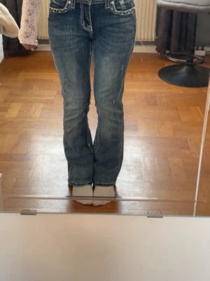 Grace In La jeans  - Säljer mina grace jeans då dom är förstora för mig. Dom är uppsydda och passar mig i längden som är 157cm men går självklart att sprätta upp. Annars inga tecken på användning. Storlek 25 Köpte för 1300kr