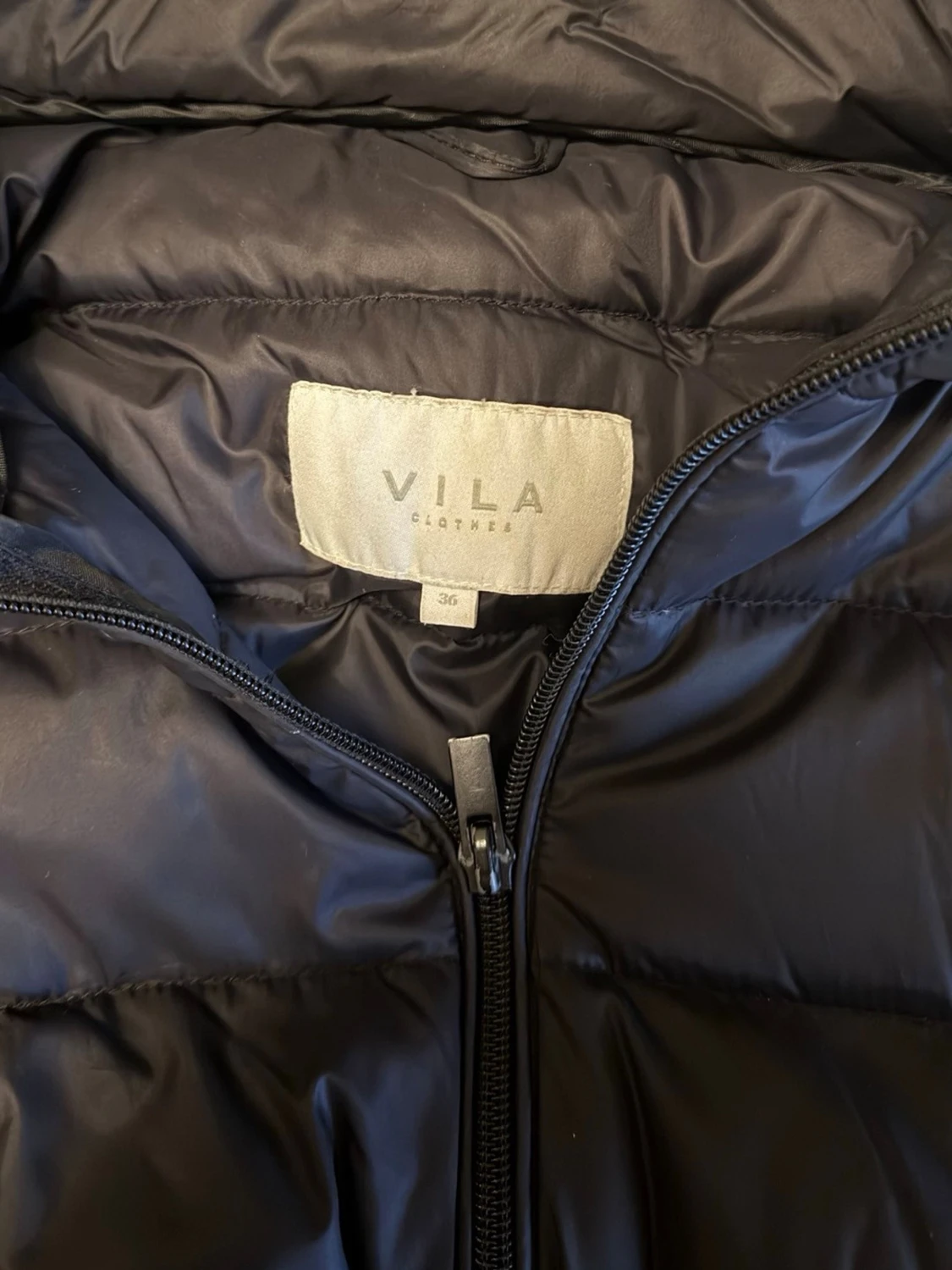 Svart figursydd jacka med luva - 4