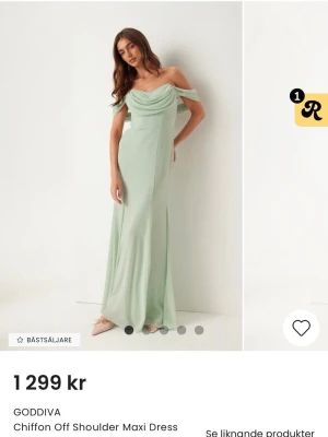 Svart balklänning Bubbleroom - Säljer en svart oanvänd balklänning från Bubbleroom med prislappen kvar. Modellen på klänningen är Goddiva och storleken är XS. 💕.       Fri frakt i sju dagar 