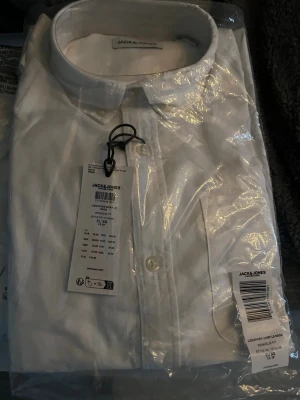 2 Vita skjortor från Jack & Jones - Säljer två skjortor från Jack and Jones jag glömde skicka tillbaka, helt nya fortfarande i plast och ej testade  Säljer dom för 300 båda.    Storlek S och XS vita 