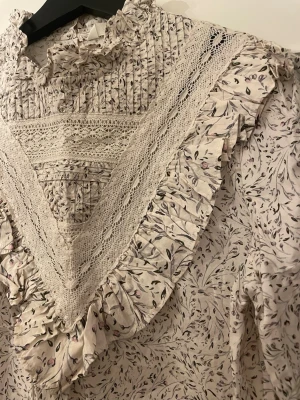 Beige blus från H&M, storlek 34 - Beige blus från H&M, storlek 34. Kortare ärmar. Aldrig använd.