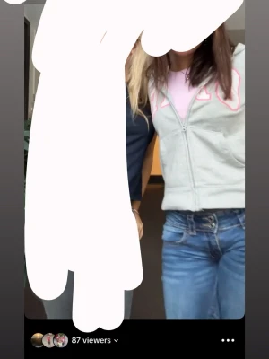 Grå hoodie från GAP med dragkedja - Grå hoodie från GAP med stor rosa logga framtill. Tröjan har huva, fickor och dragkedja hela vägen. Mjuk och skön, perfekt för chill dagar. Passar dig som gillar klassisk streetstyle och vill ha något enkelt men snyggt. Säljer pga för liten, är barnstorlek XL men passar vanligt som en xxs-xs.