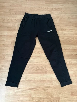 Hummel Mjukisbyxor  - Säljer denna då den inte längre används  Märke - Hummel  Storlek - M  Midjemått - 39cm Innerbenslängd - 72cm  Pris går att diskuteras