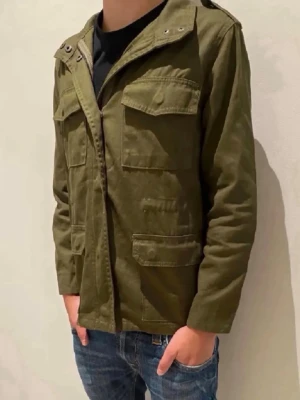 Olivgrön parkajacka med fickor - Snygg olivgrön Overshirt i bra skick.       Svarar på alla frågor 👌