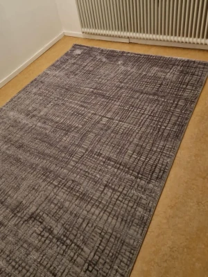 Två stilrena grå mattor – olika storlekar - 160 x 230 cm 120 x 170 cm  Säljer två snygga och moderna mattor i grå nyans med diskret mönster från Dinarsu – Studio. Passar perfekt i vardagsrum, sovrum