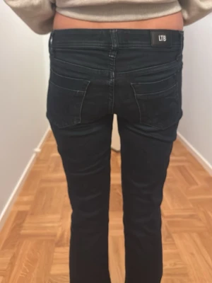 Svarta jeans från LTB bootcut - Säljer ett par mörkblå jeans från LTB med bootcut-modell. Jeansen har klassiska fem fickor, normal midja och diskreta sömmar. Materialet är stretchigt denim som sitter snyggt och bekvämt. Perfekta för dig som gillar en tidlös och clean look.