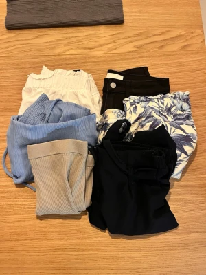 6 st underdelar - Säljer två kjolar, tre par shorts och ett par långbyxor som tyvärr inte kommer till användning. Alla plagg är endast använda fåtal gånger och i fint skick☺️