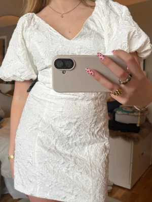 studentklänning!! - Sjuuukt fin studentklänning med puff-ärmar!🤩🙏🏽 Vit med ett ”3D” mönster, ny med prislapp kvar🤩