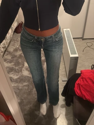 Lågmidjade jeans - Jättefina blåa perfekt lågmidjade jeans från Acne Jeans, är 165 cm i jämförelse 
