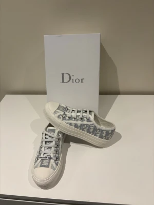 Dior sneakers grå - Hej! säljer nu ett par nästan oanvända Walk'n'Dior Sneakers, i storlek 37, kvitto finns! Hör av dig vid frågor eller funderingar!