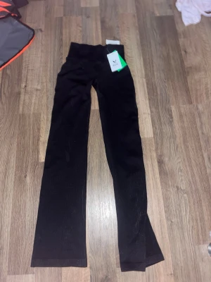 Utsvängda ribbade träningsbyxor - Säljer ett par utsvängda träningsbyxor från stadium (SOC) då dem aldrig använts och kommer inte till användning, dem är högmidjade  men går att vika ner