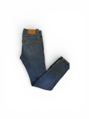 Levi's 510 - Klassiska blå jeans från Levi's med slim fit. Jeansen har subtila slitningar framtill. Tillverkade i slitstark denim  fler fråger är det bara att skriva
