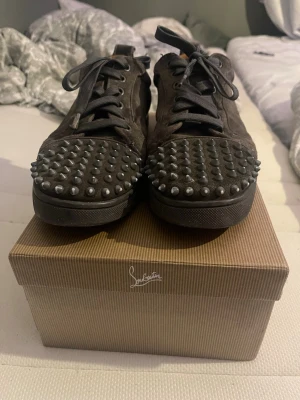 Loubs - Loubs snygga 3 spikar är borta för stora för mig man får med box och påse