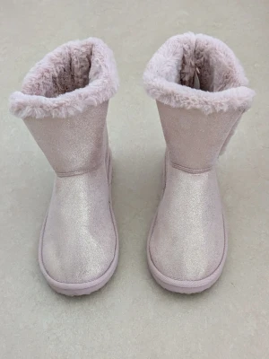 HM boots - HELT OANVÄNDA HM boots. NYTT SKICK på bootsen ingen prislapp finns kvar på bootsen Ljusrosa boots med glittrig yta och fluffigt foder.
