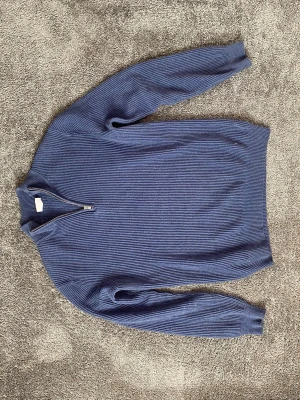 Stickad halvzip John Henric - Grovstickad bomull