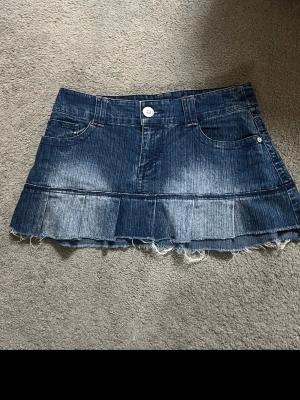 Lågmidjad jeanskjol! - Så fin Lågmidjad, vintage jeanskjol! Passar mig som brukar ha xs-s perfekt!🤍🌷