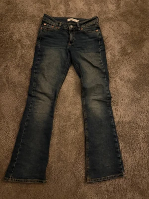 Blå bootcut jeans från Junkyard  - Säljer dessa snygga jeans från Junkyard eftersom de är för små för mig. Jag skulle säga att de passar dig som är runt 160cm. Skick 9/10 har använt de några gånger inga defekter. Hör av er med minsta fundering, priset kan diskuteras. 