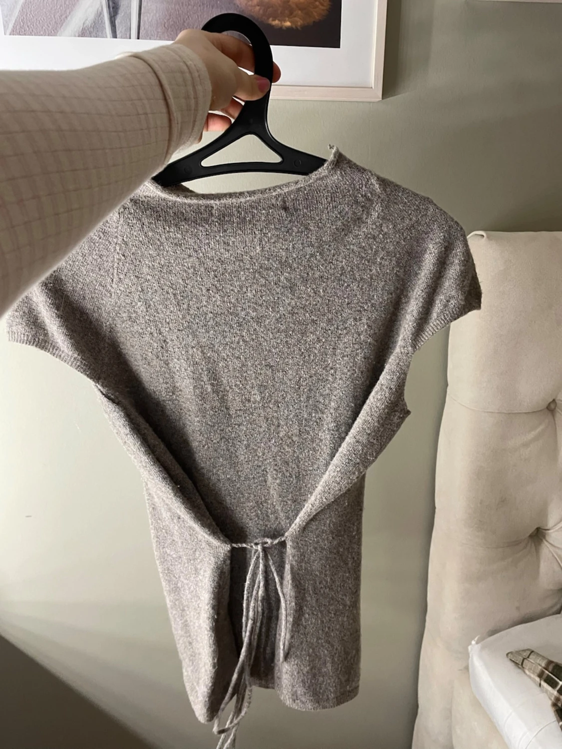 Grå stickad topp med knyt i ryggen - 1