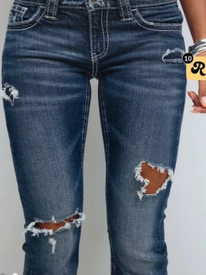 Mörkblå slitna bootcut jeans - Suuuuper snygga Y2K-inspirerade jeans med låg midja och bootcut! Perfekt passform och riktigt flattering på. I storlek S (barn storlek)   Lite slit vid foten men inget som stör – syns knappt när de sitter på. Säljer endast pga garderobsrensning💓 (bilderna är från min vinted)