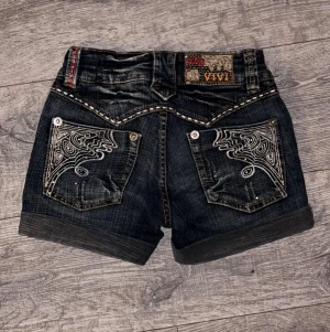 Lågmidjade jeansshorts Y2K - Supersnygga lågmidjade jeansshorts i mycket fint skick! Strl 34 men små i storleken,  Midjemått: 58cm (Gylfknappen har dock fått sig lite färgsläpp, se bild!) 🌸💕