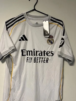 Real Madrid matchtröja Adidas vit - Säljer en fet Real Madrid fotbollströja som passar perfekt när du rör på dig eller bara i vardagen. Priset kan diskuteras vid en snabb affär