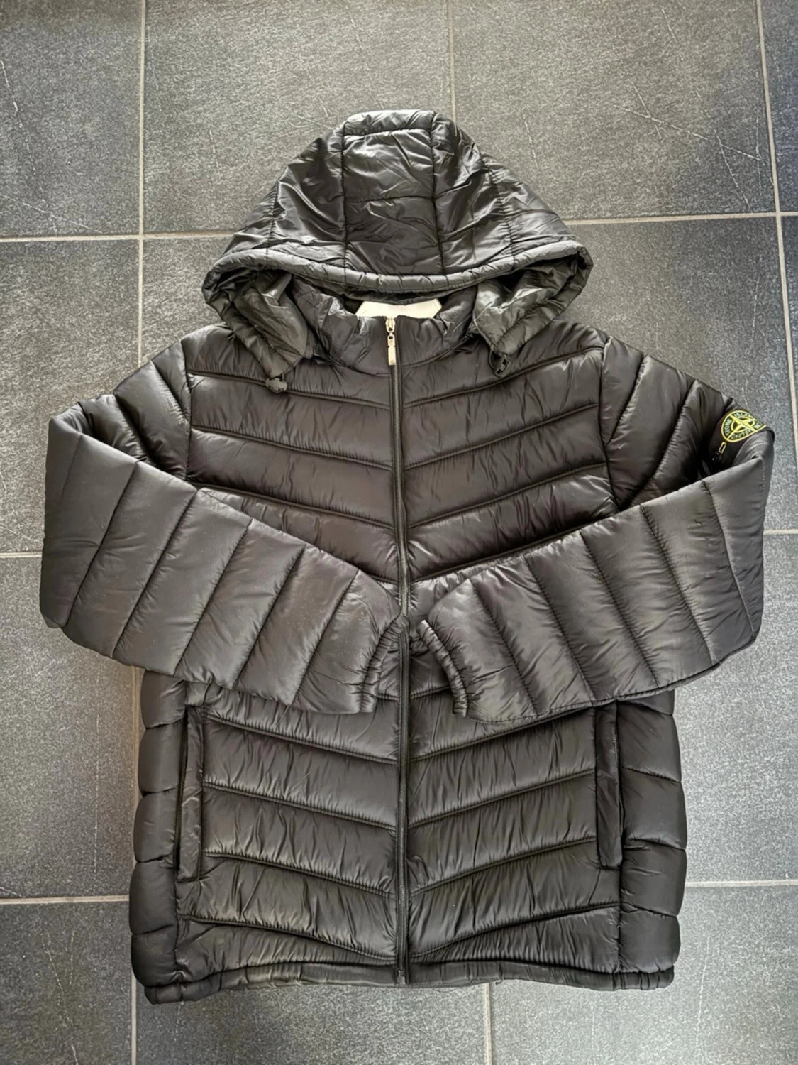 Svart Stone Island dunjacka