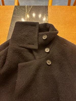 Svart kappa arket  - Säljer den super snygga kappan från arket i strl 34. Kan tänka mig byta mot strö 38. (Andra färger funkar också) Kommer inte få ner i pris då den inte säljs längre 💕