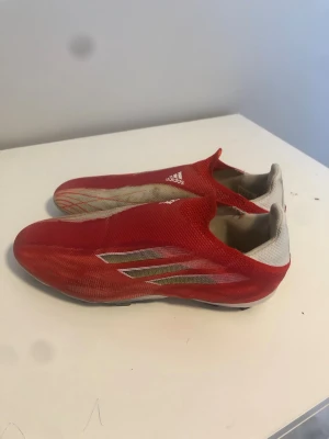 Adidas X Speedflow Laceless Strl eu 38. - Har bara testat på dem hemma  men dem var för små. Köpta för 900kr säljer för 150kr. Dem är tunna sköna och hållbara. Och man känner sig snabb i dem.