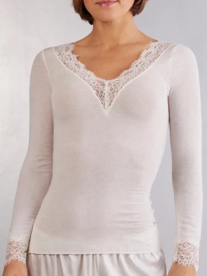 Intimissimi tröja  - Supersnygg tröja ifrån intimissimi i vit! Använd några gånger, en jätte jätte liten fläck (synd knappt & går säkert att få bort i tvätten) nåågot nopprig men syns knappt de heller. Skriv privat för fler bilder eller frågor🥰