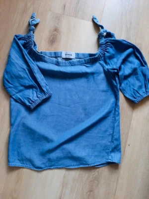 jeans topp - supersöt jeanstopp, har tyvärr ingen bild med den på men superfin! storlek S, hör av er vid frågor!! 