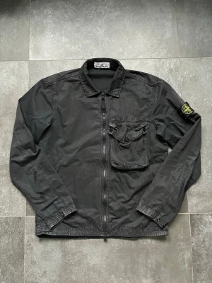 Stone Island overshirt  - Tjena, säljer nu denna riktigt snygga och populära Stone Island overshirten, den är i bra skick utan några skador, storlek S, de som ser smutsigt ut är en del av modellen, hör av er vid frågor och funderingar🙌🤝 