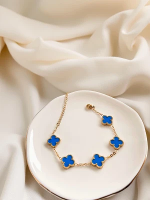 Klöver Armband i Stål med 18K Guld, Vattentålig - Armband i rostfritt stål med 18K guldplätering  Klöverna är dubbelsidiga. Den är motståndskraftig mot färgblekning.  För att kunna använda den i många år bör kontakt med parfym och kemiska produkter undvikas.  Huvudmaterial: Rostfritt Stål Plätering: 18K guldplätering