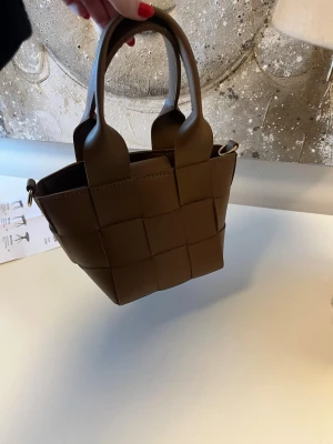 Liten väska  - Finns långt band till