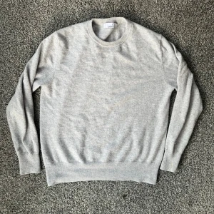 100% Kashmir tröja - Riktigt snygg tröja i 100% Kashmir och i väldigt bra skick. Tveka inte me frågor o kolla in mina andra plagg!!