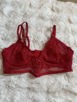 Röd Glitter Topp Ifrån Hunkemöller  - Väldigt fint skick , glittrar , Stl L 